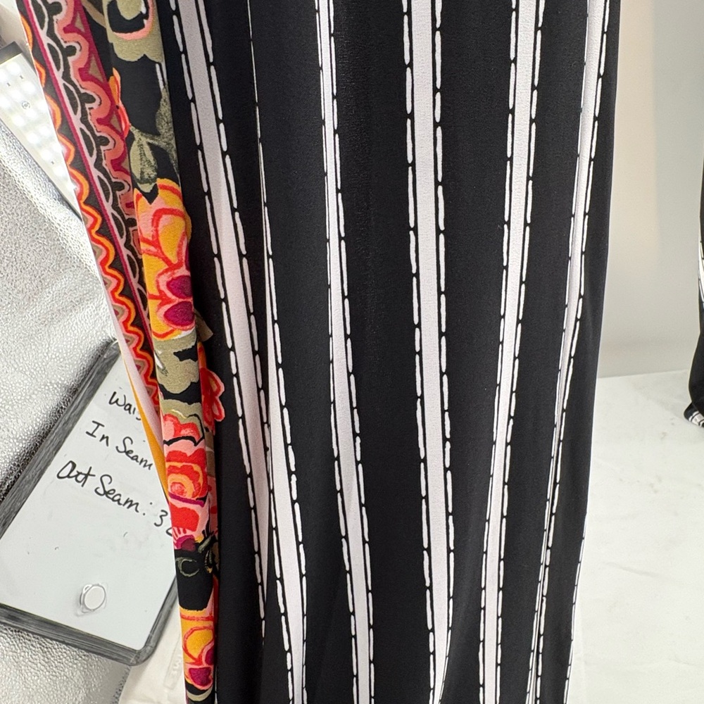 Women’s Wide-Leg Black Striped Pants with Floral Side Panels Size 18/20 - Picture 2 of 10